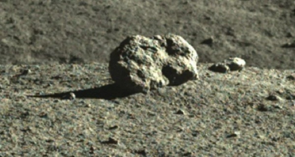 Таинственный объект на обратной стороне Луны, камень(2022)|Фото: Китайское космическое агентство (CNSA)