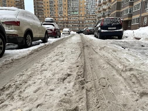 Коляска с ребенком не проедет: мамы Петербурга жалуются на уборку снега и льда