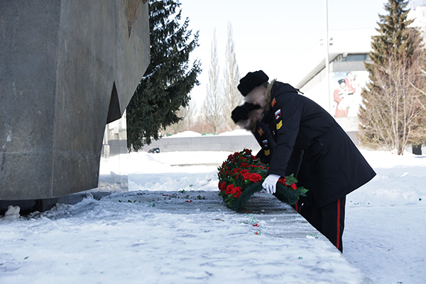 Кадеты возлагают цветы к памятнику Николаю Кузнецову в Екатеринбурге(2022)|Фото: Фонд святой Екатерины