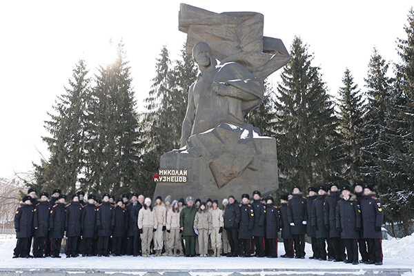 Кадеты у памятника Николаю Кузнецову в Екатеринбурге(2022)|Фото: Фонд святой Екатерины