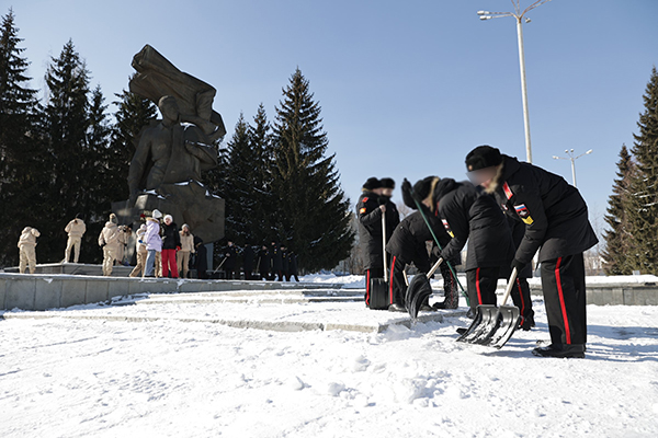 Кадеты чистят снег у памятника Николаю Кузнецову в Екатеринбурге(2022)|Фото: Фонд святой Екатерины