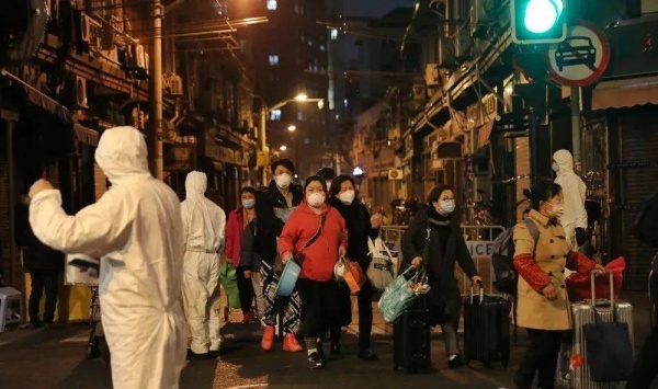 Жители шанхайского района Хуанпу отправляются на карантин 28.03.22(2022)|Фото: sohu.com