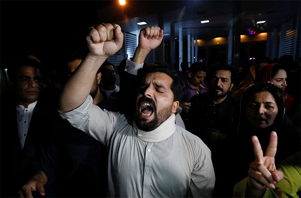 Сторонники бывшего премьер-министра Пакистана Имрана Хана скандируют лозунги в знак протеста после того, как он потерял вотум доверия в нижней палате парламента в Исламабаде (10 апреля 2022 года)(2022)|Фото: Reuters / Akhtar Soomro