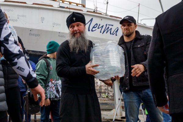 погрузка воды с митрополитом Евгением(2022)|Фото: Екатеринбургская епархия