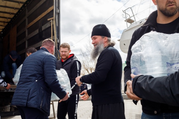 погрузка воды с митрополитом Евгением(2022)|Фото: Екатеринбургская епархия