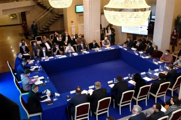 круглый стол, сургут, обсуждение(2022)|Фото: пресс-служба губернатора ХМАО-Югра