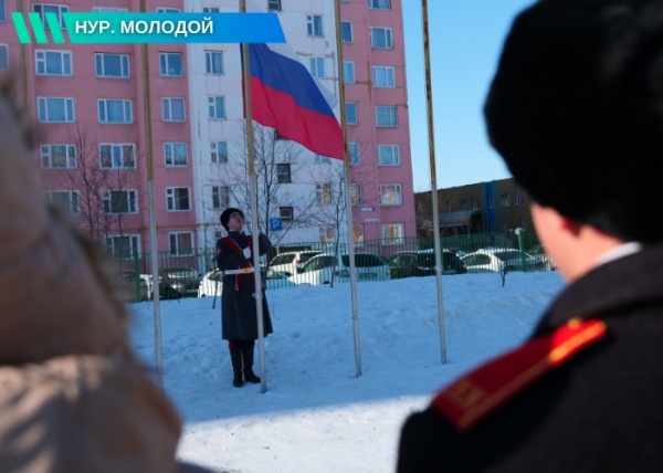 Поднятие флага в школе Нового Уренгоя(2022)|Фото: nur.yanao.ru