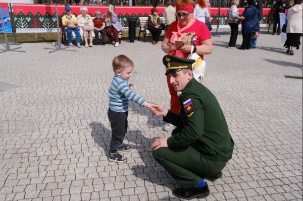 военный, мальчик, народ и армия едины(2022)|Фото: пресс-служба правительства Новосибирской области