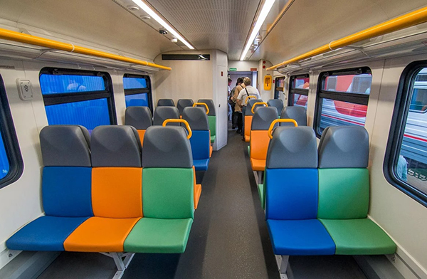 Сиденья в рельсовом автобусе "Орлан"(2022)|Фото: пресс-служба парка "Оленьи ручьи"