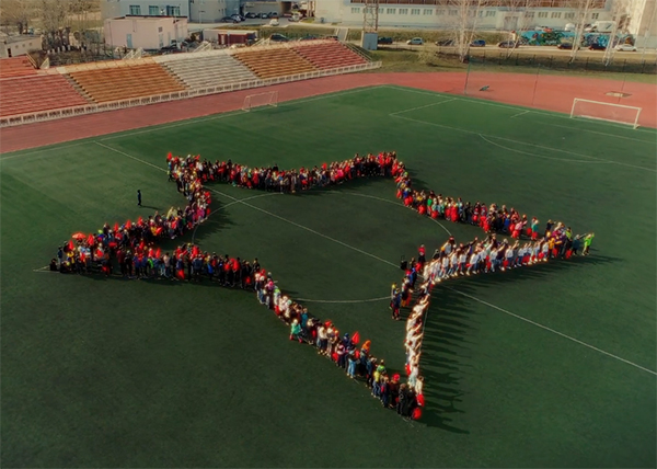 Флешмоб ко Дню Победы от школьников Верхней Пышмы(2022)|Фото: Управление общественных связей УГМК