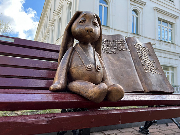 Памятник "Грустного зайки" в Екатеринбурге(2022)|Фото: департамент информационной политики Свердловской области