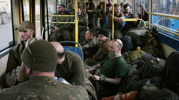 Украинские военнослужащие после эвакуации с мариупольского металлургического завода "Азовсталь"(2022)|Фото: AP Photo