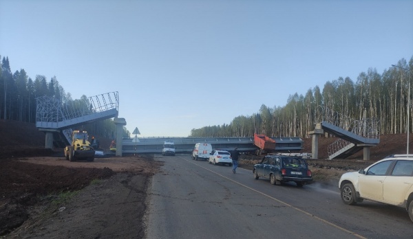 На трассе Пермь-Екатеринбург рухнул пешеходный мост(2022)|Фото: vk.com/vikiperm