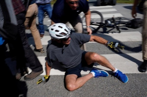 Джо Байден упал с велосипеда.(2022)|Фото: соцсети