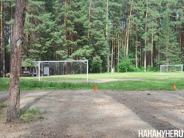 Футбольное поле в детском лагере "Уральские самоцветы" в Верхней Сысерти(2022)|Фото: Накануне.RU