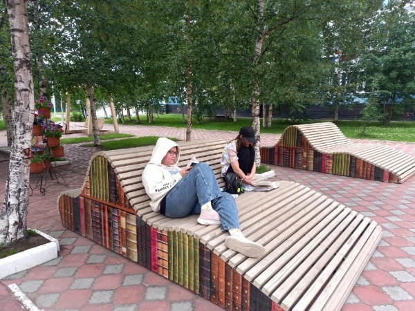 чтение, литературный сквер, нижневартовск(2022)|Фото: пресс-служба администрации Нижневартовска