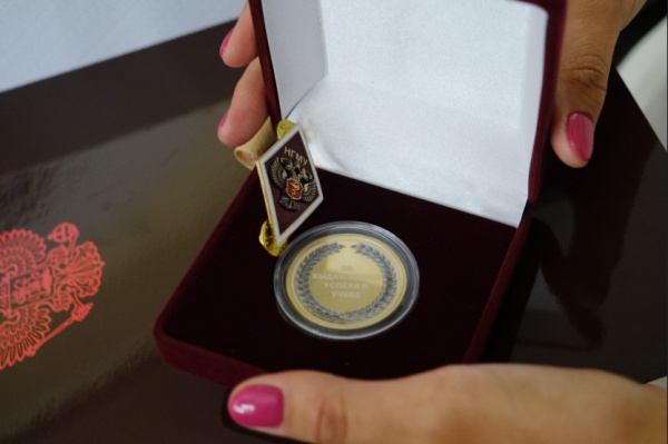 диплом, медаль, новосибирск(2022)|Фото: пресс-служба правительства Новосибирской области