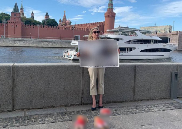 Марина Овсянникова на одиночном пикете в Москве рядом с Кремлем(2022)|Фото: Марина Овсянникова