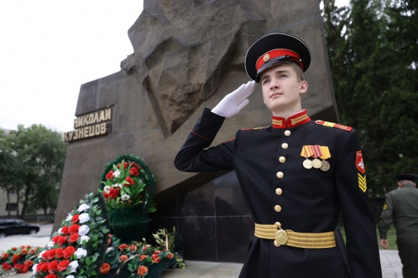 Возложение цветов у памятника Николаю Кузнецову(2022)|Фото: пресс-служба Фонда святой Екатерины
