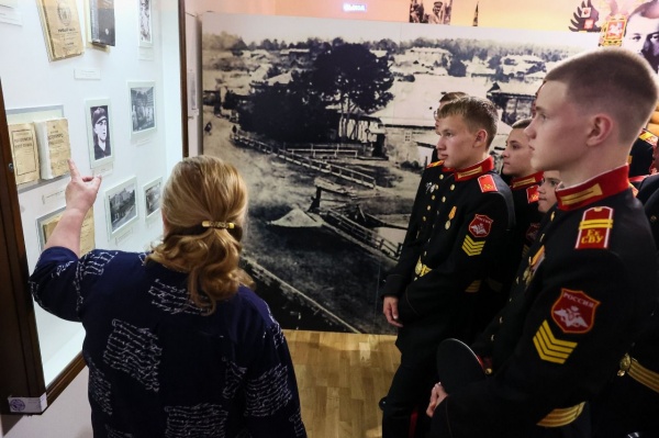 Суворовцы на выставке о Николае Кузнецове(2022)|Фото: пресс-служба Фонда святой Екатерины