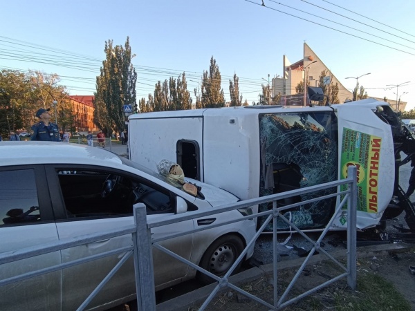 Авария с микроавтобусом в Центральном округе Омска(2022)|Фото: ГУ МВД по Омской области
