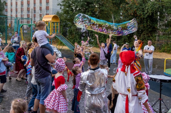 Детский праздник, дети, праздник двора, мыльный пузырь(2022)|Фото: Алексей Вихарев