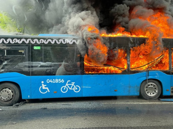 Загоревшийся автобус.(2022)|Фото: t.me/ENews112 / Telegram-канал 112