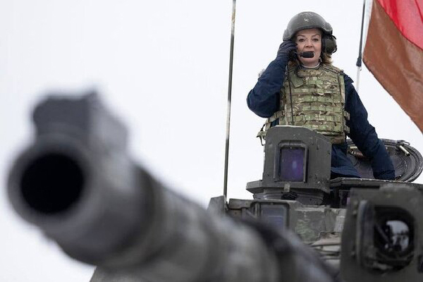 Лиз Трасс на танке во время визита в Эстонию(2022)|Фото: пресс-служба Министерства иностранных дел и международного развития Великобритании