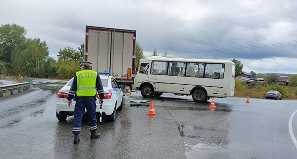 ДТП в Полевском с участием рейсового автобуса и грузового автомобиля(2022)|Фото: Управление ГИБДД ГУ МВД России по Свердловской области