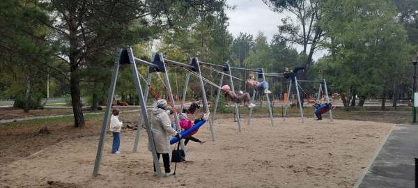 качели, детская площадка, дети(2022)|Фото: пресс-служба правительства Новосибирской области
