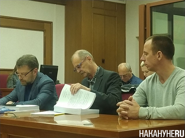 Роман Виноградов с адвокатами в суде(2022)|Фото: Накануне.RU