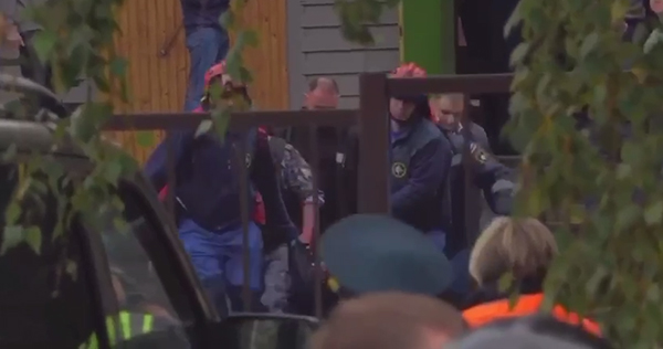 Сотрудники экстренных служб выносят раненых из ижевской школы №88(2022)|Фото: t.me/bbbreaking / telegram-канал "Раньше всех. Ну почти."