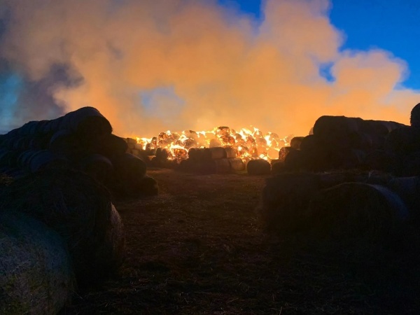 сгорело 600 тонн сена(2022)|Фото: 8 ПСО ФПС ГПС ГУ МЧС по Челябинской области