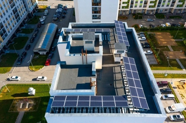 Солнечные панели на крыше дома в Академическом(2022)|Фото: пресс-служба Академического