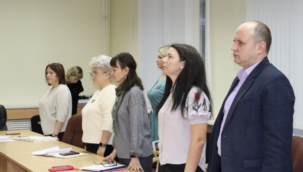 Чиновники слушают гимн перед совещанием(2022)|Фото: vk.com/grigorjev_osa