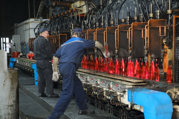 производство, предприятие, бутылки, рабочие(2022)|Фото: пресс-служба правительства Новосибирской области
