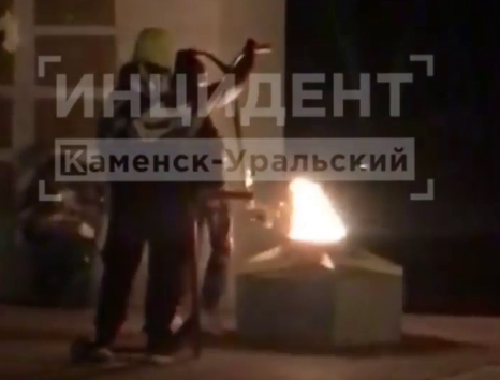 Дети поджигают самокаты над вечным огнем в Каменске-Уральском(2022)|Фото: Инцидент Каменск-Уральский / vk.com/incident_ku