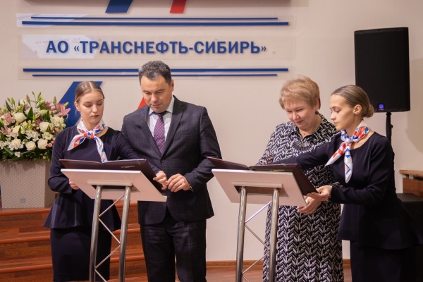 "Транснефть – Сибирь" вручило сертификаты на выплаты преподавателям и студентам Тюменского индустриального университета(2022)|Фото:" Транснефть – Сибирь"
