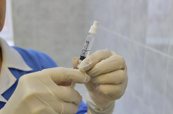 Интраназальная вакцинация против COVID-19(2022)|Фото: Департамент информационной политики Свердловской области