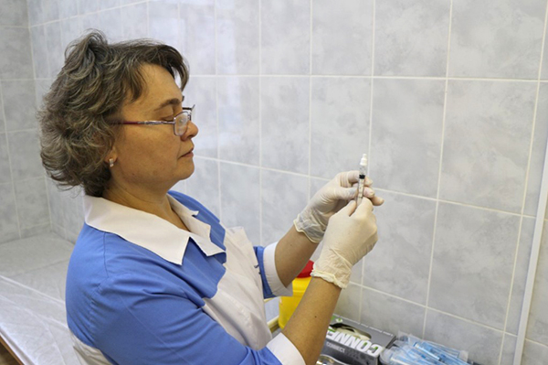 Интраназальная вакцинация против COVID-19(2022)|Фото: Департамент информационной политики Свердловской области