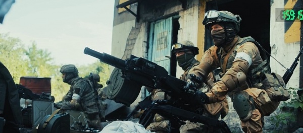 лучшие в аду, пулемет, война(2022)|Фото: кадр из фильма "Лучшие в аду"