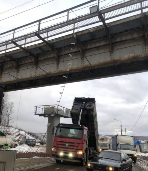 Грузовик протаранил мост.(2022)|Фото: Пресс-служба Уральской транспортной прокуратуры