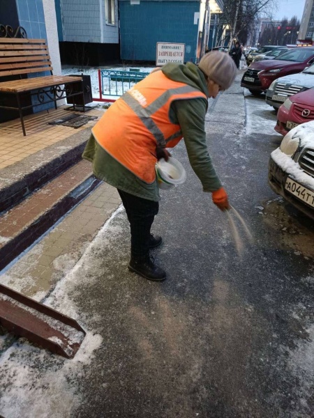 уборка снега, посыпка песком, коммунальщики(2022)|Фото: пресс-служба администрации Нижневартовска