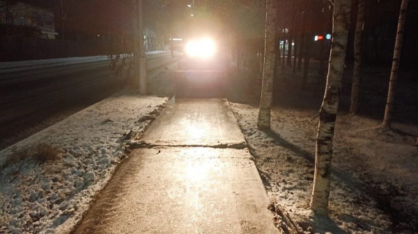 очистка от снега, уборка, трактор, пешеходные дорожки(2022)|Фото: пресс-служба администрации Нижневартовска