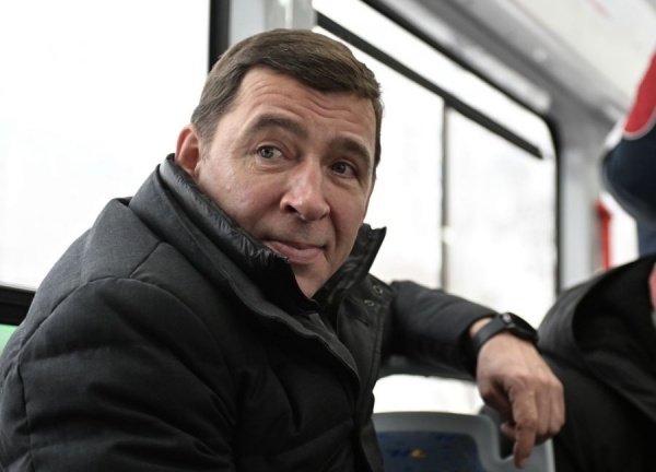 Евгений Куйвашев в тагильском трамвае(2022)|Фото: све.рф