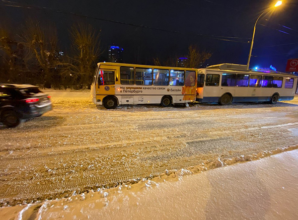Столкновение автобуса и троллейбуса в Екатеринбурге(2022)|Фото: Отделение пропаганды Госавтоинспекции УМВД России по г. Екатеринбургу