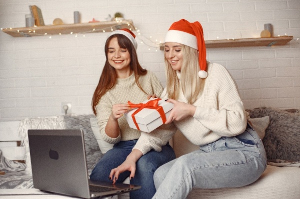 новый год, ноутбук, подарки(2022)|Фото: пресс-служба ПАО "Ростелеком"