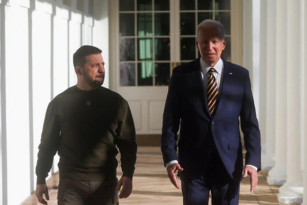 Джо Байден и Владимир Зеленский идут по колоннаде к Овальному кабинету Белого дома в Вашингтоне(2022)|Фото: Reuters/Leah Millis