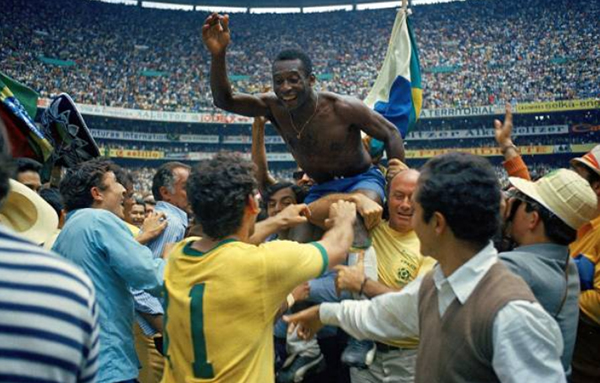 Пеле празднует победу в матче Чемпионата мира 1970 года в Мексике между Бразилией и Италией на стадионе "Ацтека"(2022)|Фото: Alessandro Sabattini/Getty Images