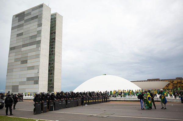 Сторонники ультраправого экс-президента Бразилии Жаира Болсонару, которые оспаривают избрание левого президента Луиса Инасио Лулы да Силвы. Бразилиа, 8 января 2023 г.(2023)|Фото: Reuters / Antonio Cascio